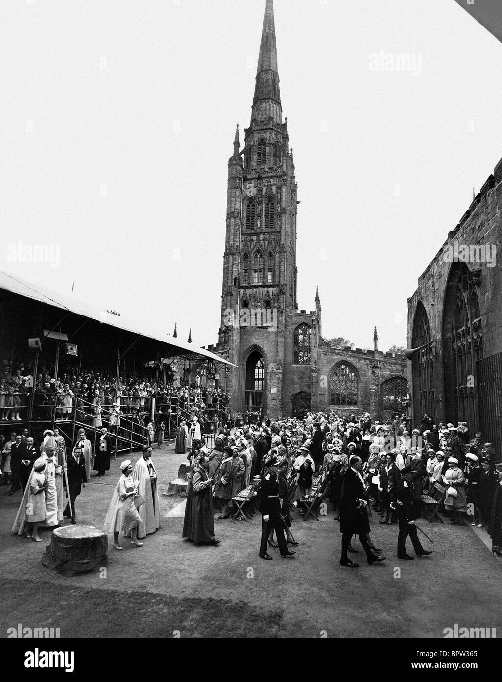 La Regina Elisabetta II A Coventry Cathedral famiglia reale britannica il 10 giugno 1960 Foto Stock