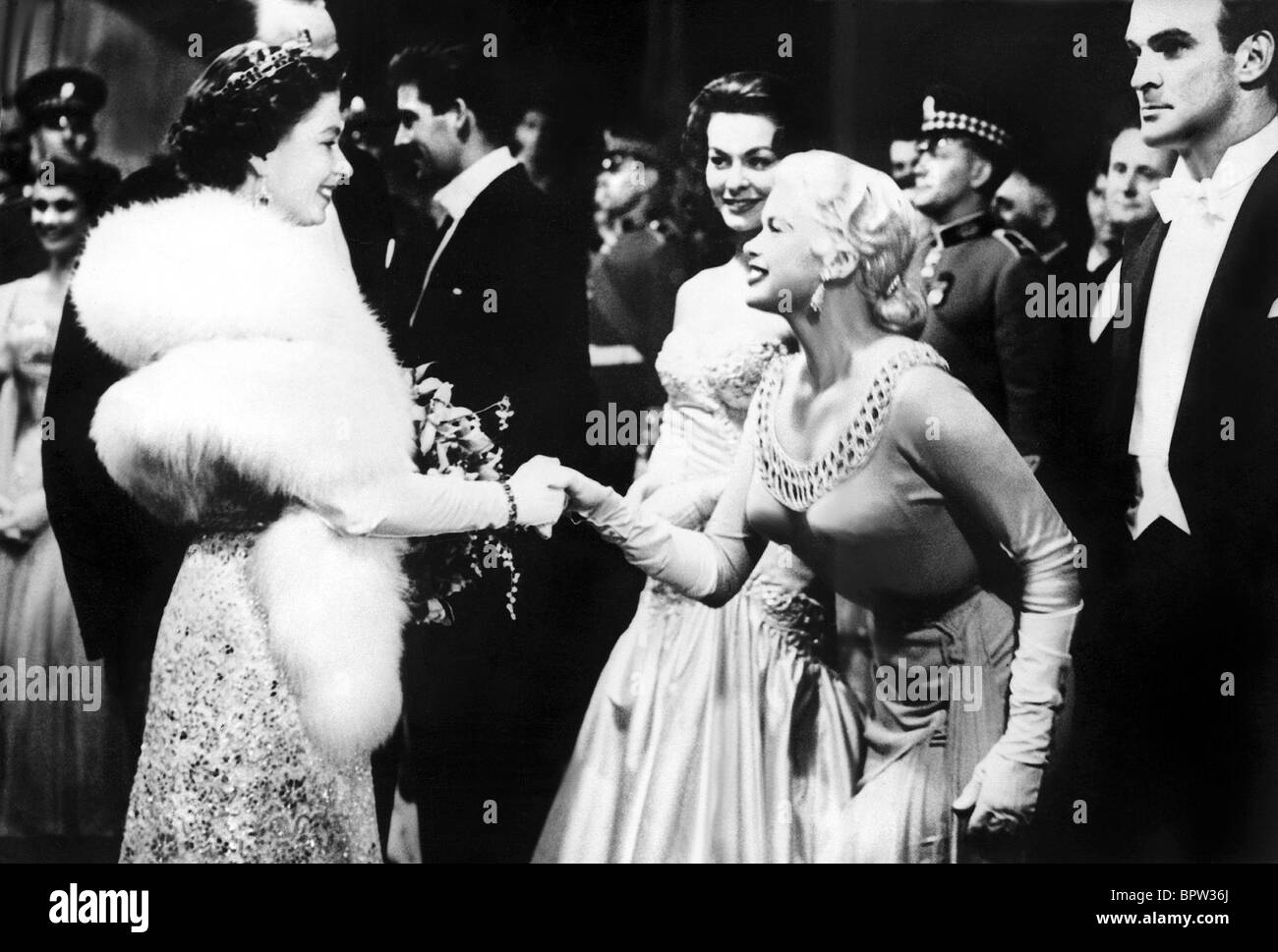 QUEEN ELIZABETH II JAYNE MANSFIELD & STANLEY BAKER regina dell'Inghilterra 23 giugno 1964 Paramount Foto Stock