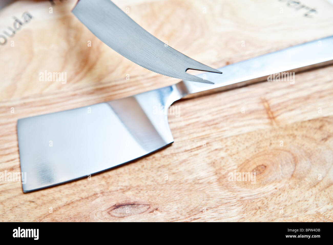 Acciaio inossidabile arnese da cucina sul tagliere di legno Foto Stock