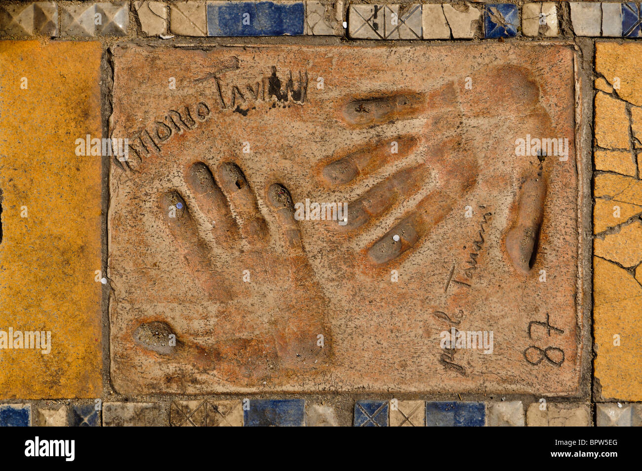 Handprints di argilla di registi italiani Vittorio e Paolo Taviani al di fuori del Palais des Festivals et des Congrès di Cannes Foto Stock