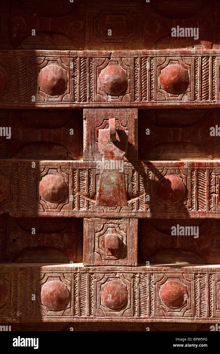 Tradizionale porta in Al Hajjarin, Wadi Hadramaut, Yemen Foto Stock