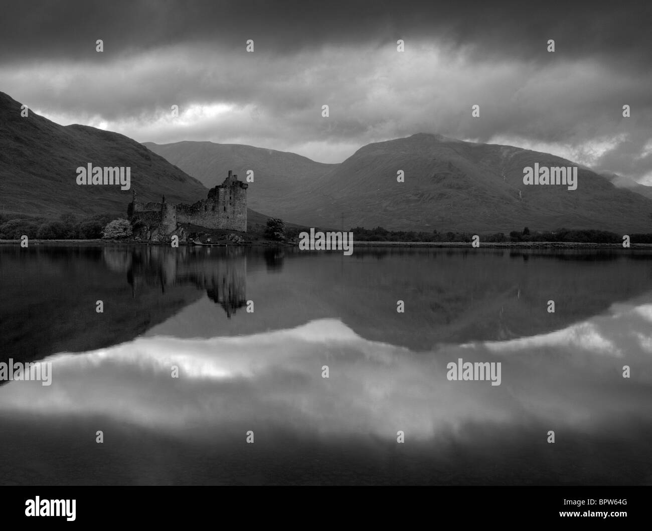 Kilchurn Castle riflettendo in Loch Awe, Argyll, Scotland, Regno Unito. Foto Stock