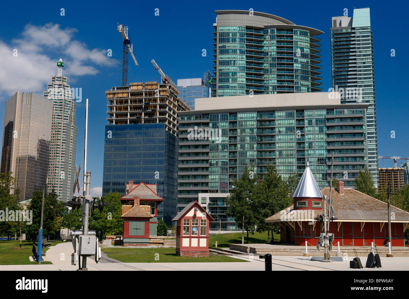 Storico museo ferroviario presso la John street roundhouse park con lo skyline di Toronto Foto Stock