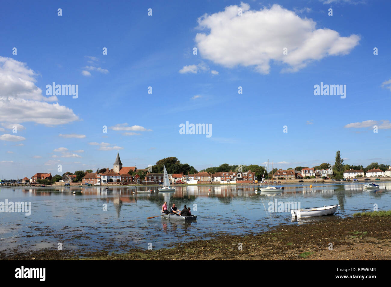 Il villaggio storico di Bosham nel West Sussex su un ingresso del porto di Chichester. England Regno Unito. Foto Stock