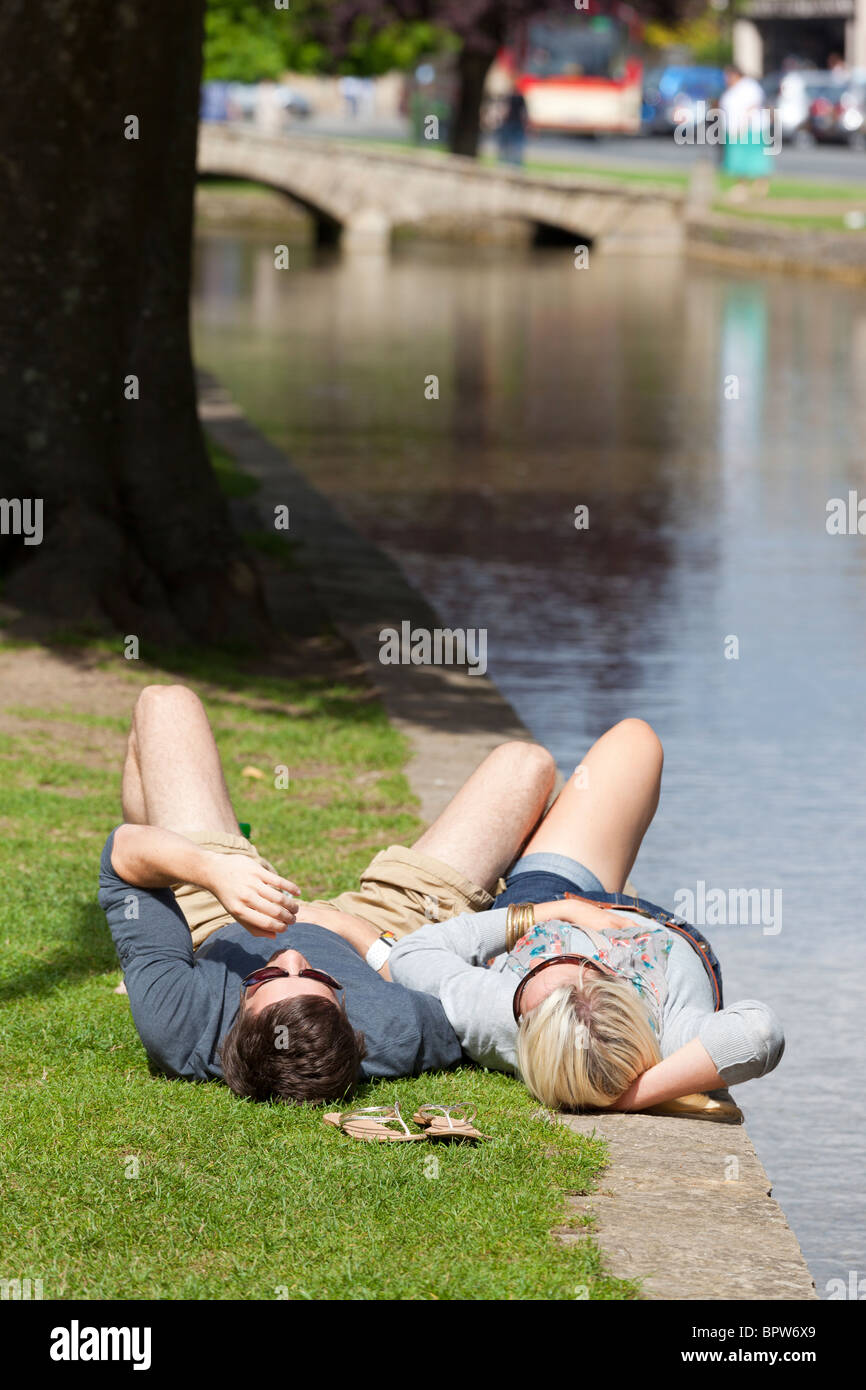 Paio di relax al sole, Bourton-on-the-acqua 1 Foto Stock