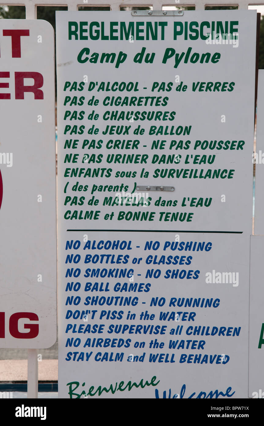 Cartello bilingue in francese e in inglese che mostra le regole di un  piscina esterna. Di nota - "non pisciare in acqua Foto stock - Alamy