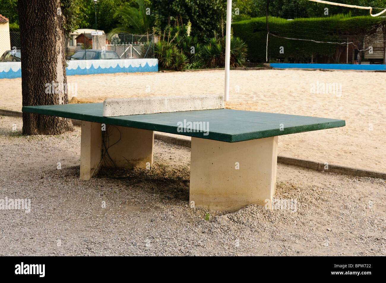 Calcestruzzo il ping-pong tavolo accanto a un campo da pallavolo Foto stock  - Alamy