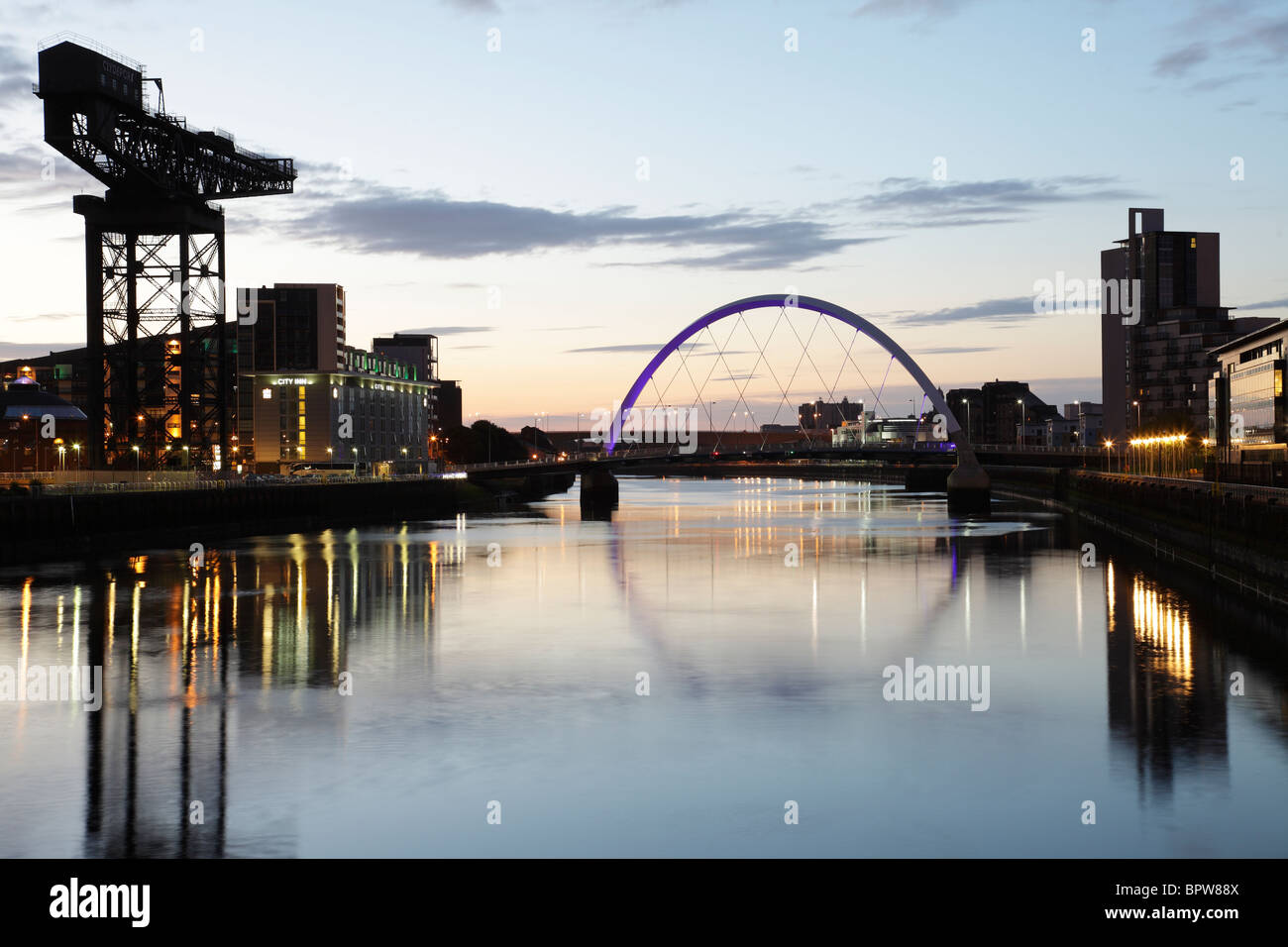 Guardando verso Est lungo il fiume Clyde all'alba verso il Clyde Arc Bridge e Finnieston gru, Glasgow, Scotland Regno Unito Foto Stock