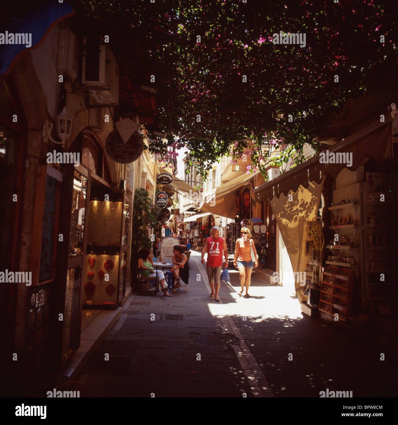 I villeggianti shopping a Rethymnon, Creta, durante la stagione estiva. Medio formato pellicola. Foto Stock