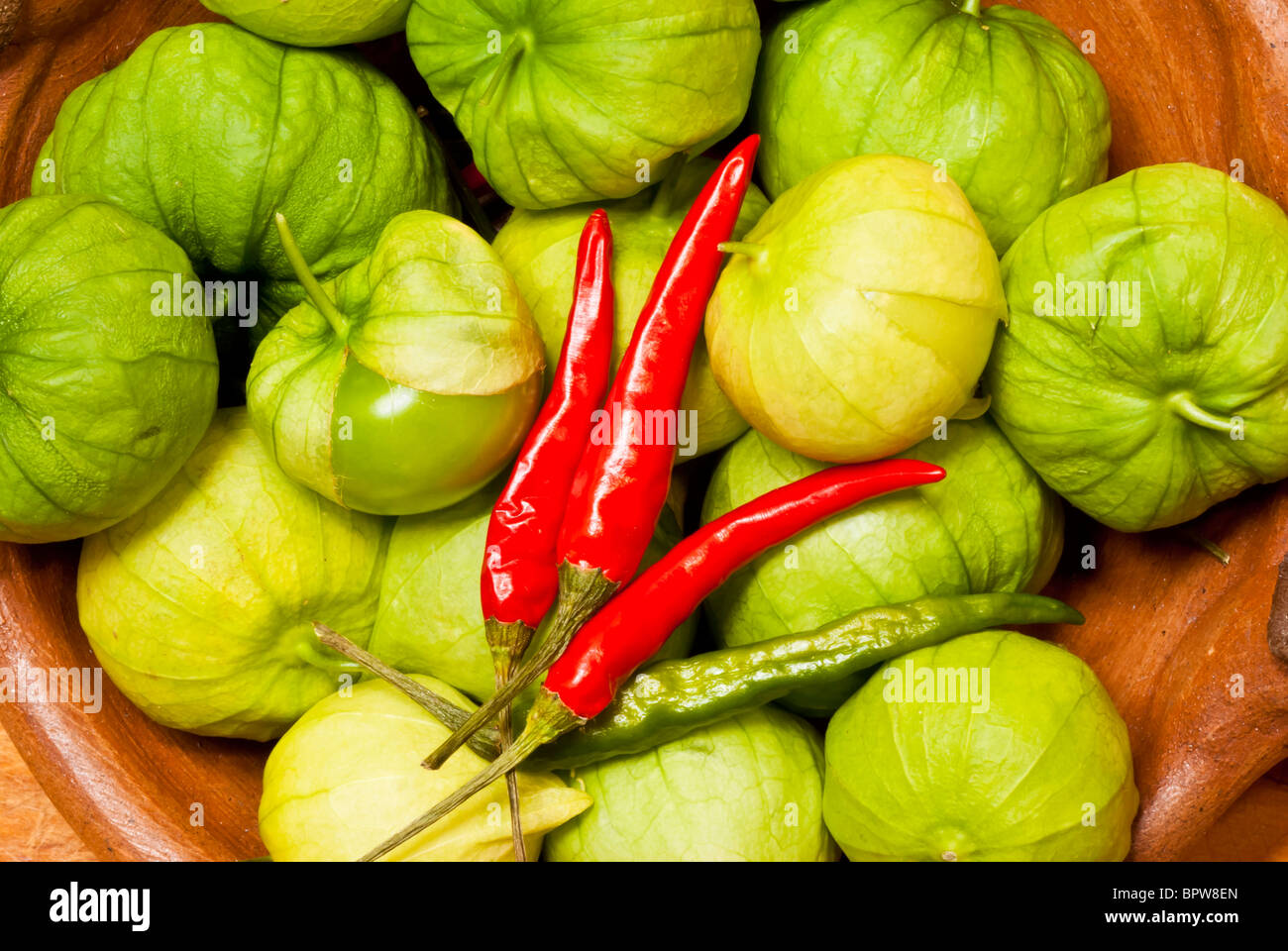 Piatto di Tomatillos con il rosso e il verde chilles Foto Stock