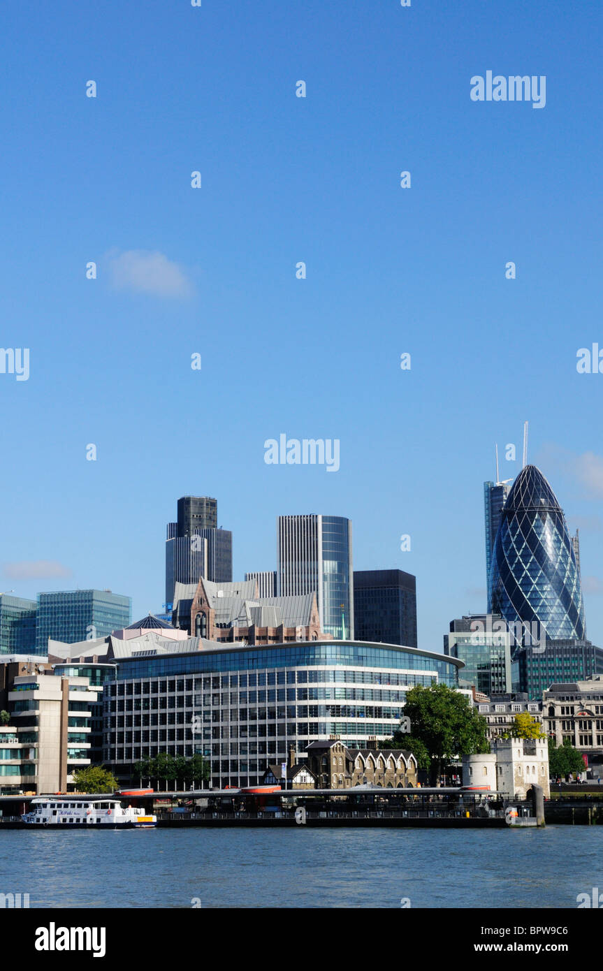 Vista della città di Londra di edifici da Tower Bridge, London, England, Regno Unito Foto Stock