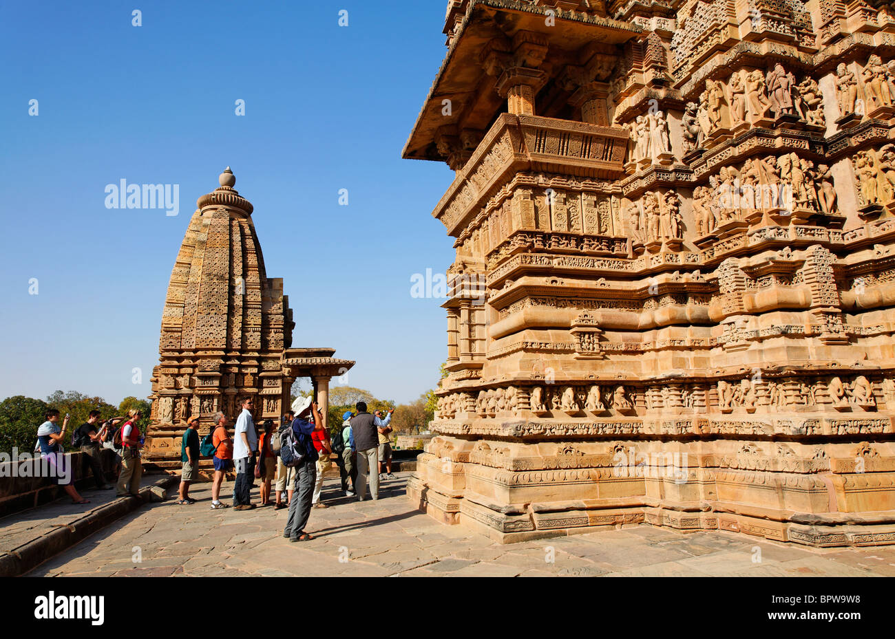Gruppo di tour presso il tempio di Lakshmana, Khajuraho, Madhya Pradesh, India Foto Stock