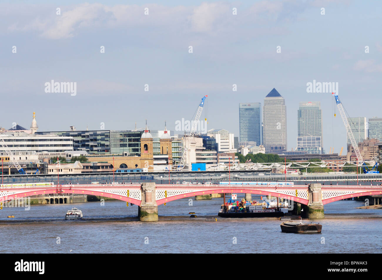 Blackfriars Bridge con Canary Wharf in distanza, London, England, Regno Unito Foto Stock