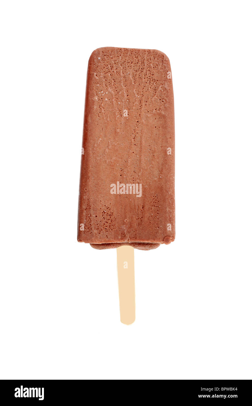 Stick di cioccolato fondente gelati su sfondo bianco Foto Stock