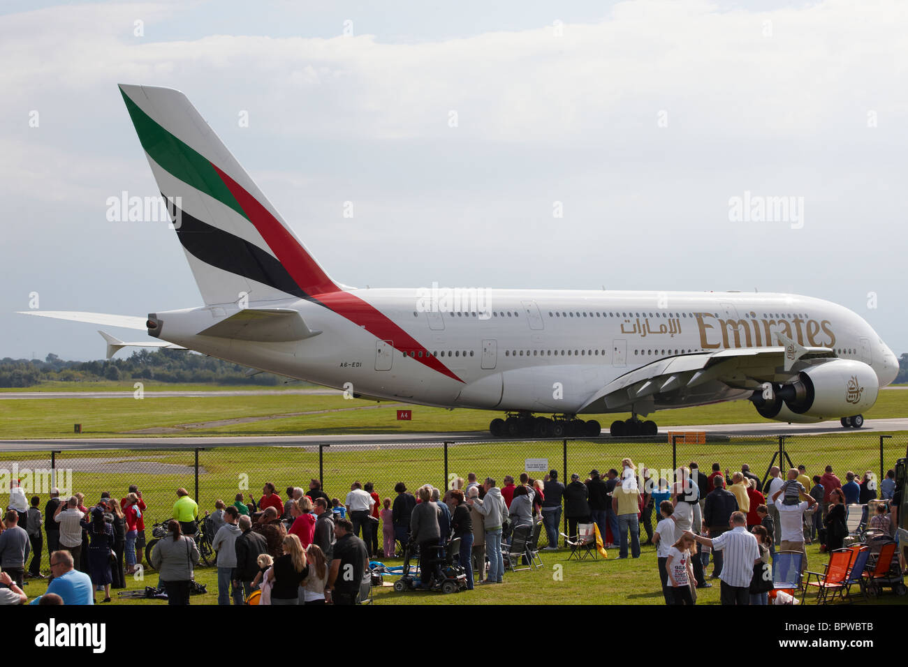Airbus A380 di Emirates Airlines presso l'aeroporto di Manchester Foto Stock