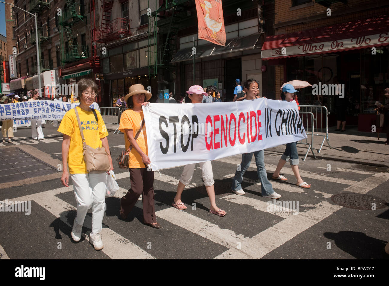 I membri della setta Falun Dafa (Falun Gong) provenienti da tutto il mondo sfilano per le strade di Chinatown in New York Foto Stock