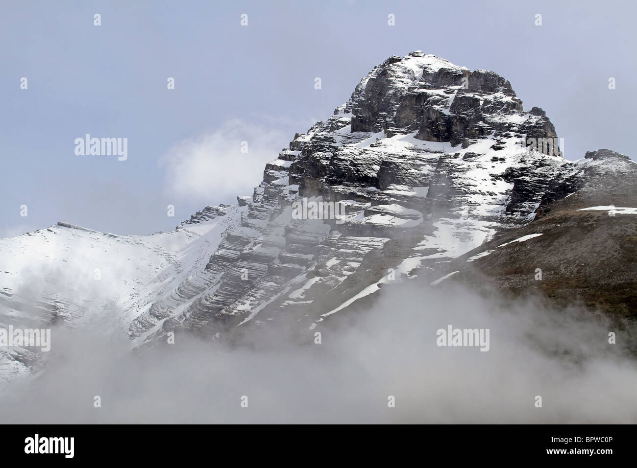 Canadian Rock Mountains il Parco Nazionale di Banff. Alte vette e ghiacciai neve belle come le nuvole deriva lentamente nel cielo. Foto Stock