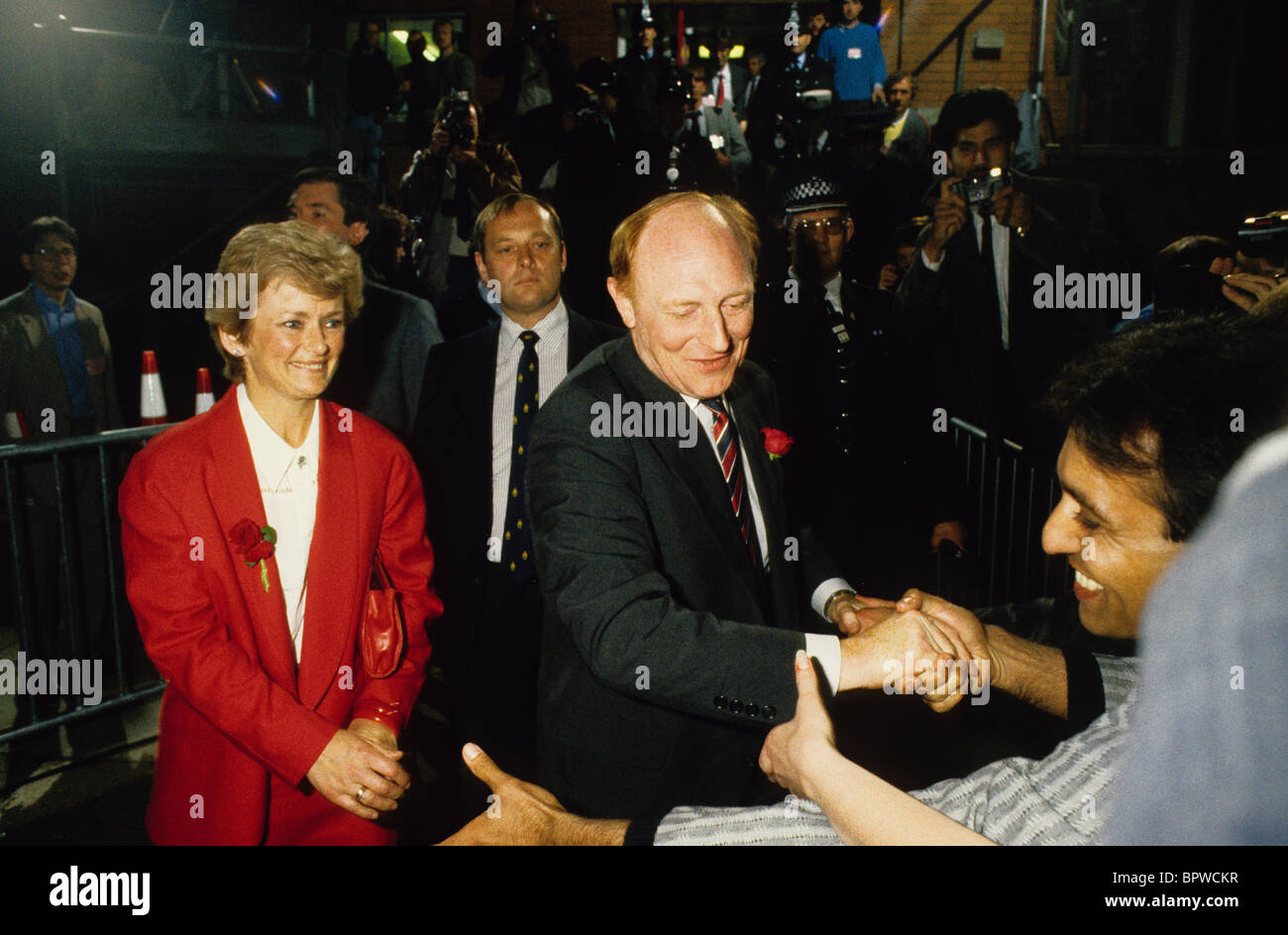 Leader del partito laburista Neil Kinnock e sua moglie Glenys arrivare al suo Blackwood circoscrizione sulle elezioni generali notte 1987 Foto Stock