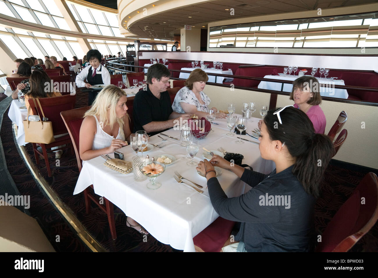 Una famiglia che mangia nel ristorante girevole 'Top of the World' nello Strat o Stratosphere Hotel, Tower & Casino, The Strip, Las Vegas Nevada USA Foto Stock