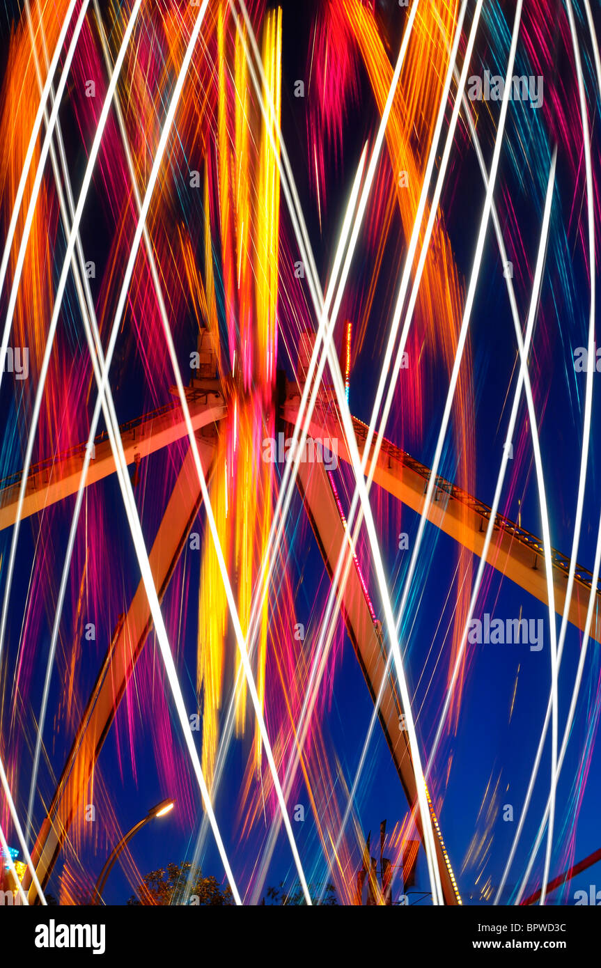 Luce astratta di striature di pittura al crepuscolo da il bolide ride al Toronto cne fair Foto Stock
