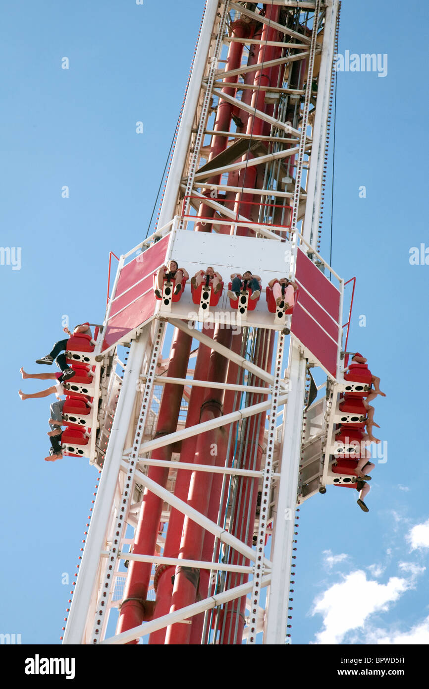 Chi si diverti con il Big Shot Thrill Ride in cima allo Stratosphere o  Strat Hotel, Tower & Casino, Las Vegas USA Foto stock - Alamy