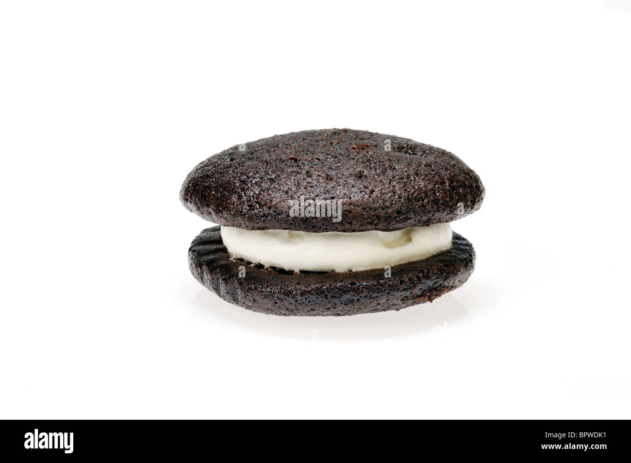 Unico whoopie pie sfoglia su sfondo bianco, ritaglio. Foto Stock