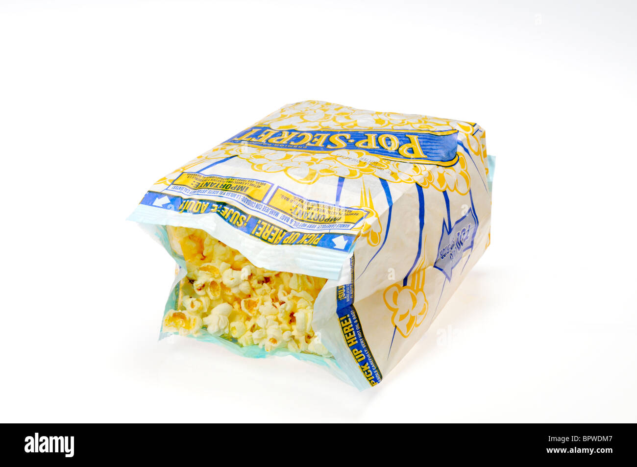 Un sacchetto aperto di segreto Pop popcorn a microonde su sfondo bianco, ritaglio. Foto Stock