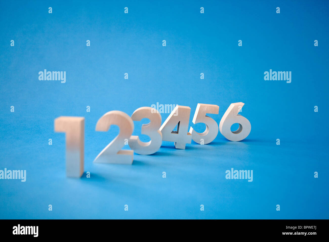 Sequenza di numeri 1, 2, 3, 4, 5, 6, su sfondo blu Foto Stock