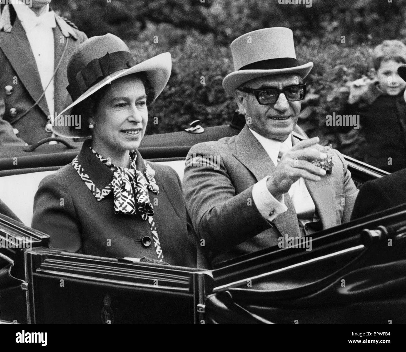 QUEEN ELIZABETH II & Reza Pahlavi famiglia reale britannica il 10 giugno 1959 Foto Stock