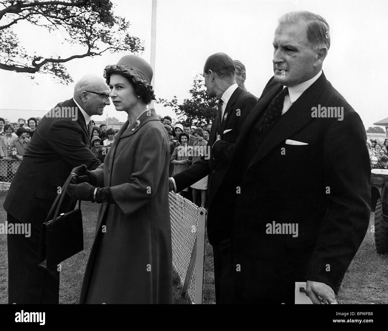 QUEEN ELIZABETH II & CHIEF SUPER ALBERT PERKINS famiglia reale britannica il 10 giugno 1963 Foto Stock