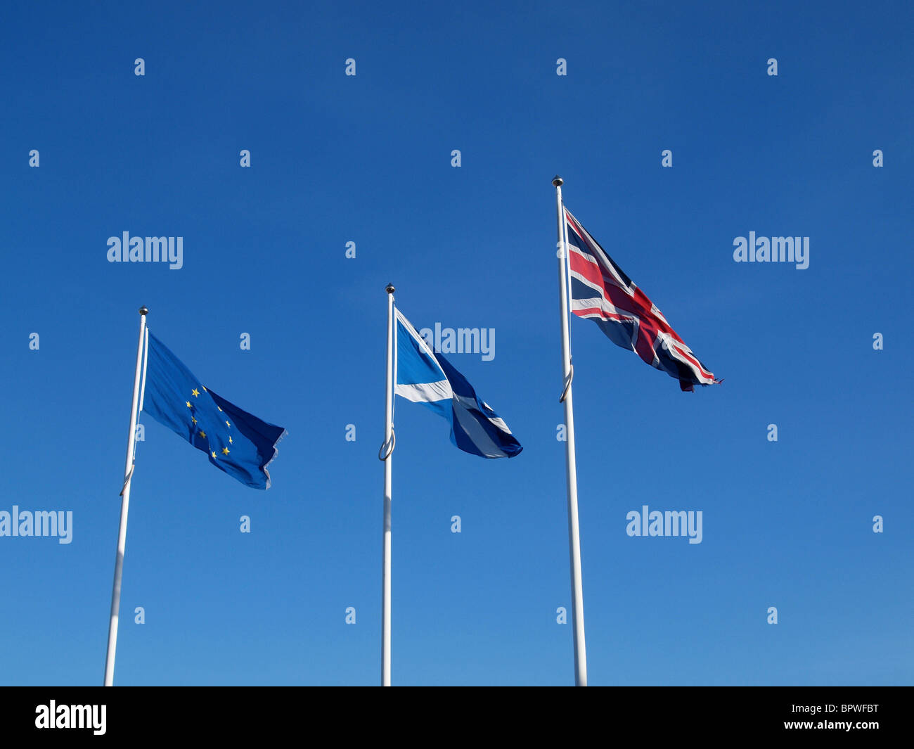 Ue, scozzese e del Regno Unito di flutter Flags contro un cielo blu. Foto Stock