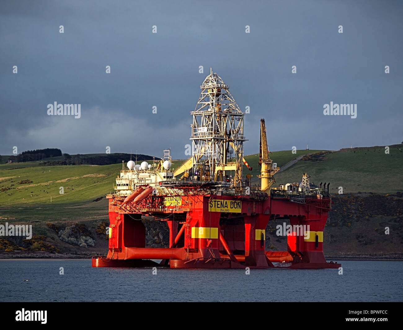 Il semi sommergibile olio impianto di perforazione Stena Don mobilitare in Cromarty Firth sulla rotta verso acque profonde la perforazione al largo della Groenlandia. Foto Stock