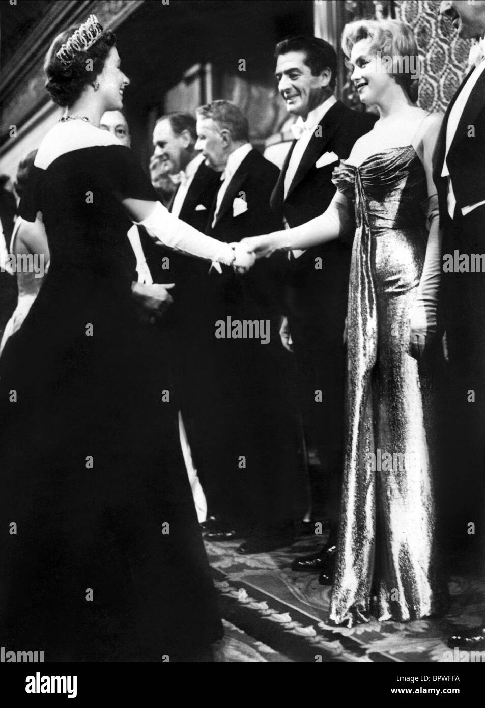 QUEEN ELIZABETH II VICTOR MATURE & MARILYN MONROE battaglia del River Plate PREM 30 novembre 1956 LONDRA Foto Stock