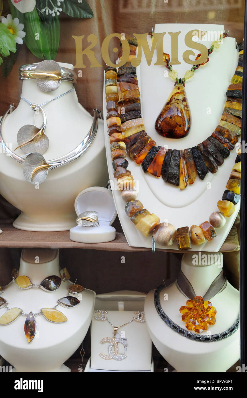Ambra e gioielli in argento esposti per la vendita in una gioielleria  vetrina di Florianska St a Cracovia Foto stock - Alamy
