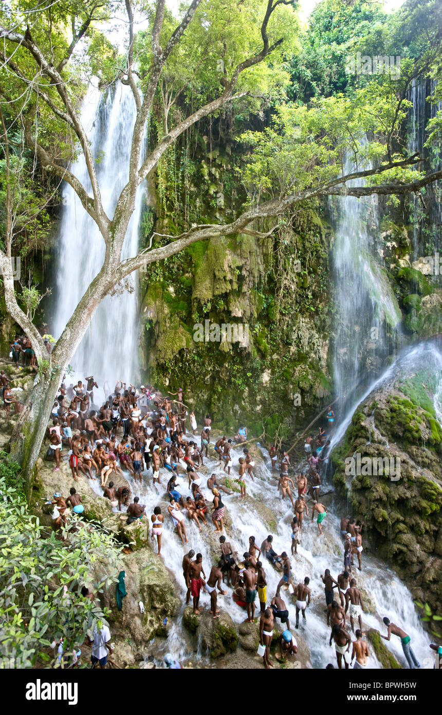 Una folla di operatori Voodoo culto al di sotto di una cascata durante il Saut D'eau festival Voodoo in Haiti. Foto Stock