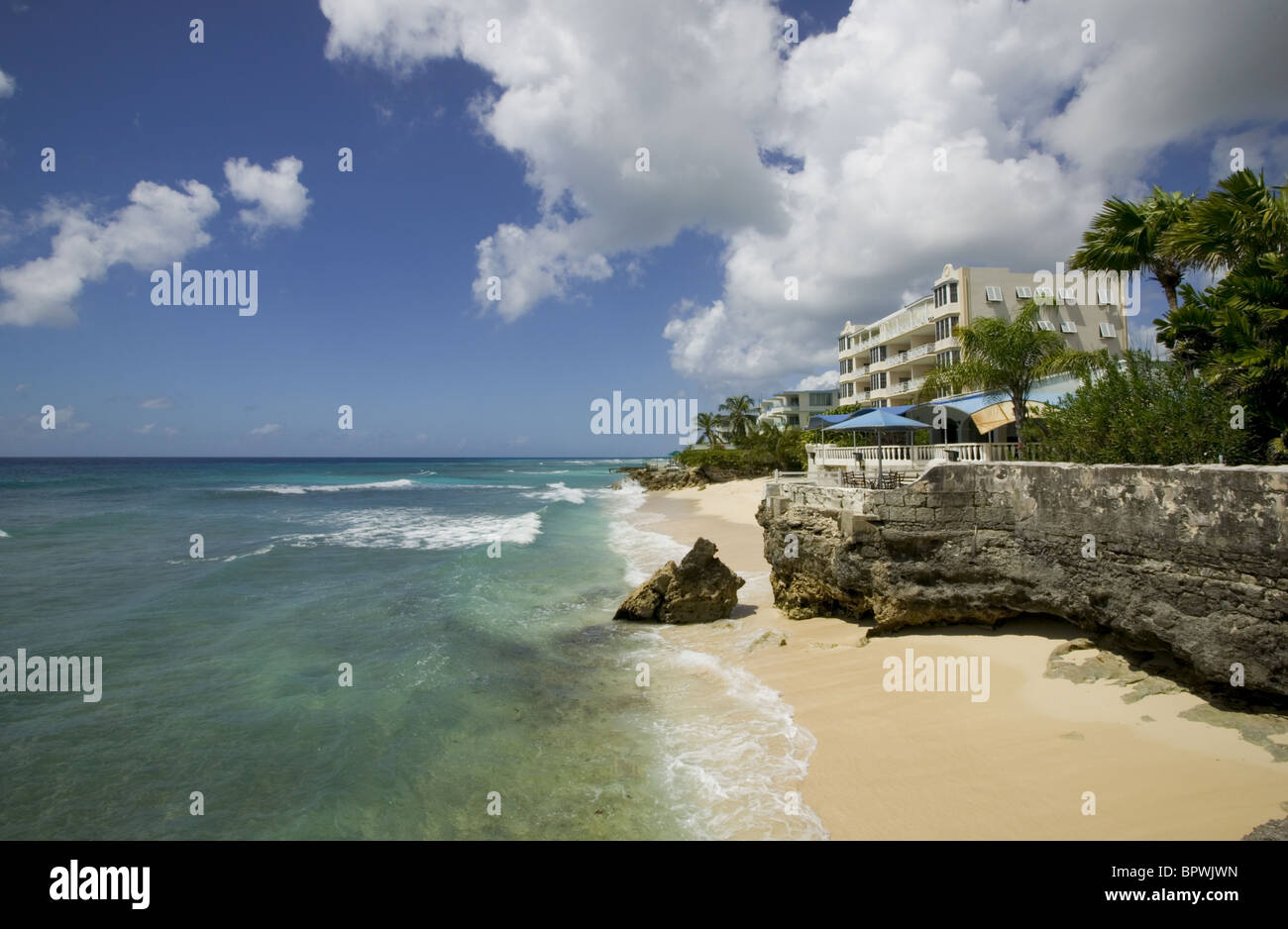 Piccole baie private lungo il fronte mare di San Lorenzo in Barbados nelle isole dei Caraibi Foto Stock