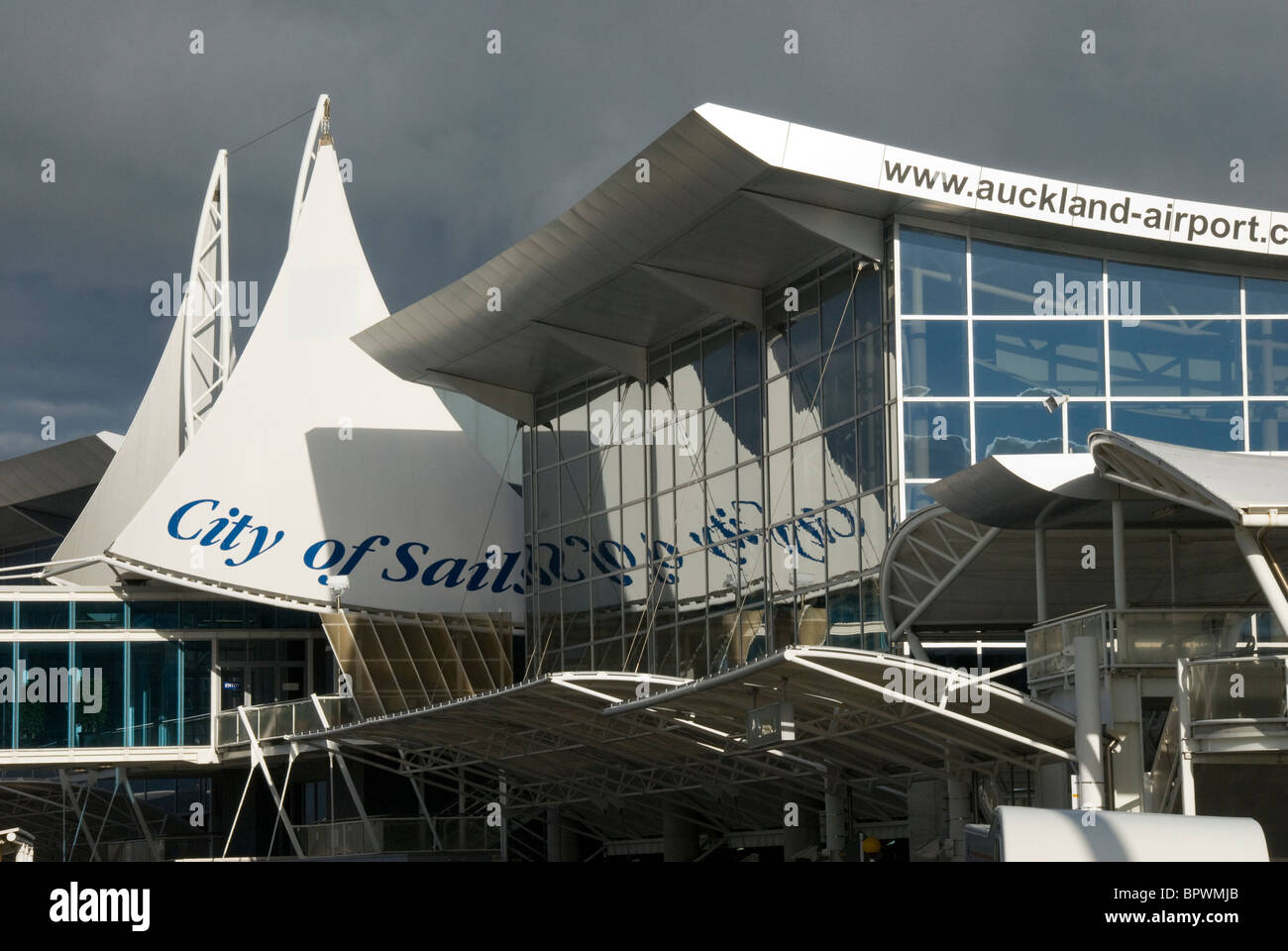 Edificio del Terminal e vele decorative, Aeroporto internazionale di Auckland, Isola del nord, Nuova Zelanda Foto Stock