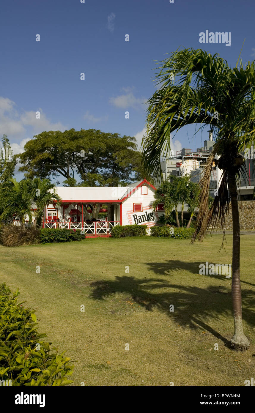 Visitatori shop costruito nello stile di un rum shop presso le banche Brewery factory Foto Stock