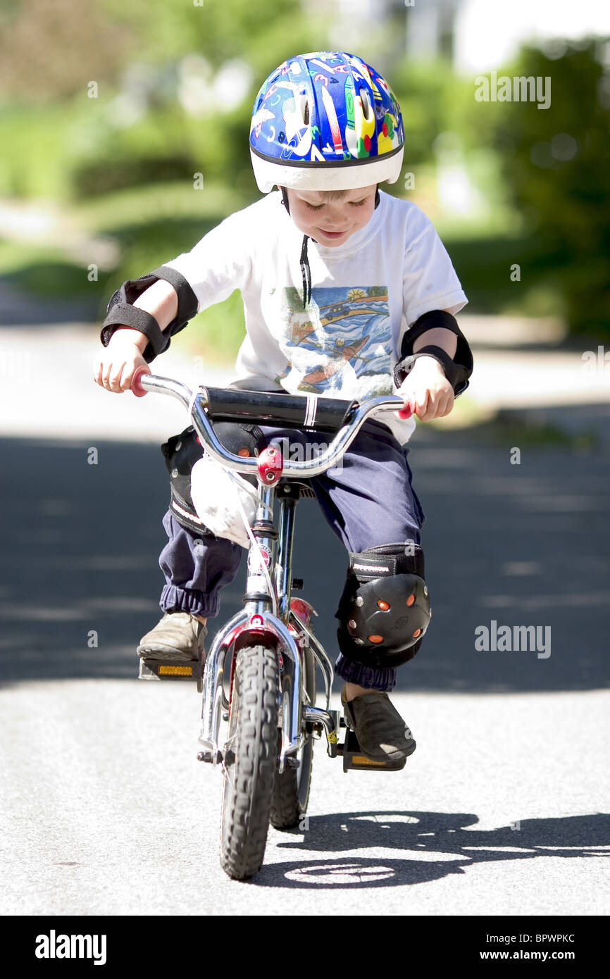 Kids, ragazzo,bike, prima volta Foto Stock
