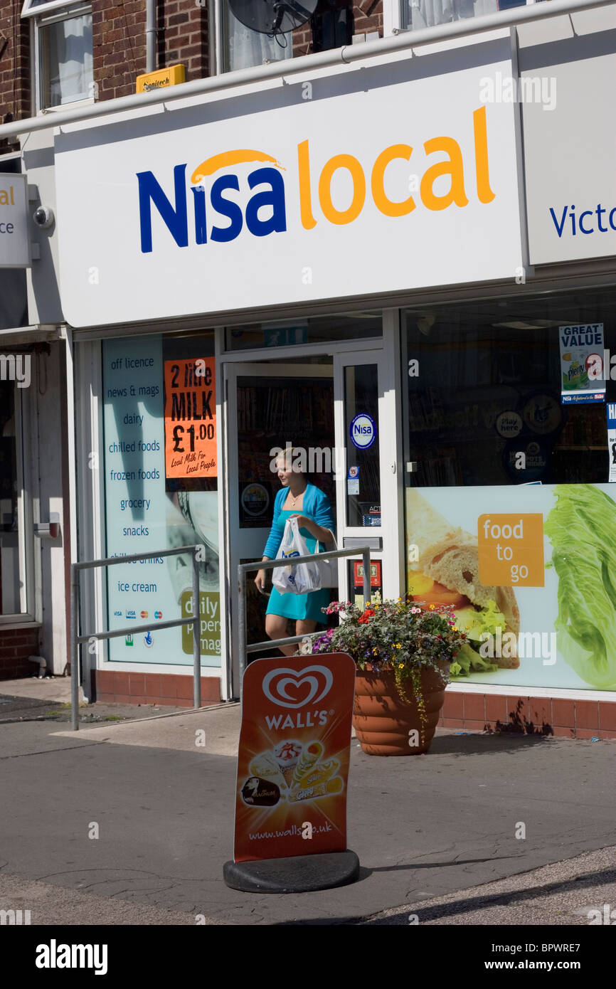 Il cliente lasciando Nisa convenienza locale negozio di alimentari a Thornton Cleveleys Lancashire Foto Stock