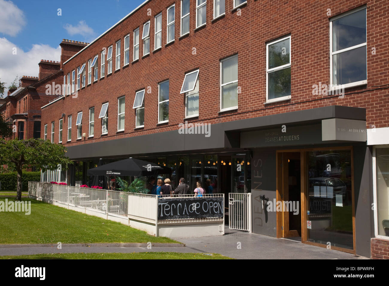 In Irlanda del Nord, Belfast, Deanes a Queens ristorante nel collegio di giardini. Foto Stock