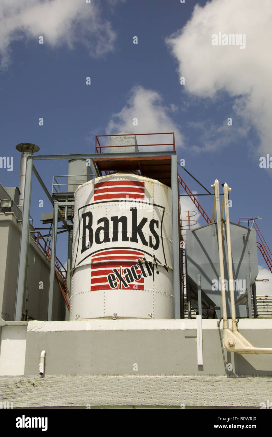 Esterno del birrificio di banche di fabbrica con il distintivo bianco nero e rosso segno Foto Stock