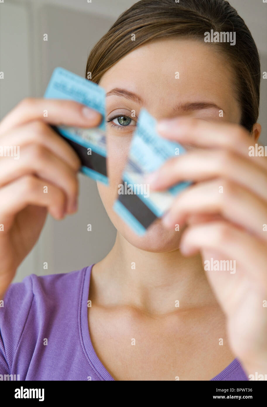 Donna distrugge la carta di credito Foto Stock