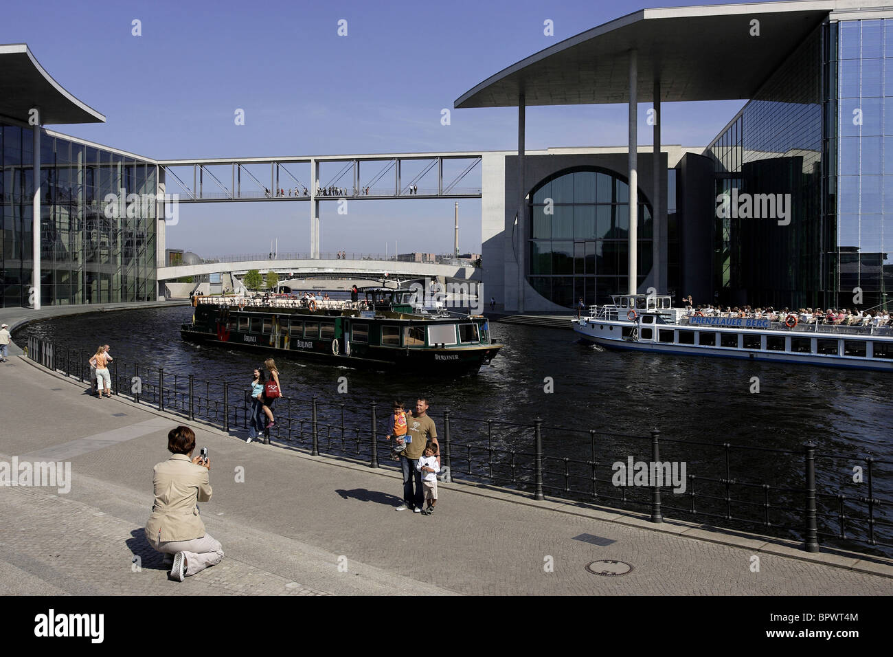 Foto di famiglia e le imbarcazioni turistiche sul fiume Spree Passare il palazzo del governo Marie Elizabeth Ludes House Berlin Germania Foto Stock