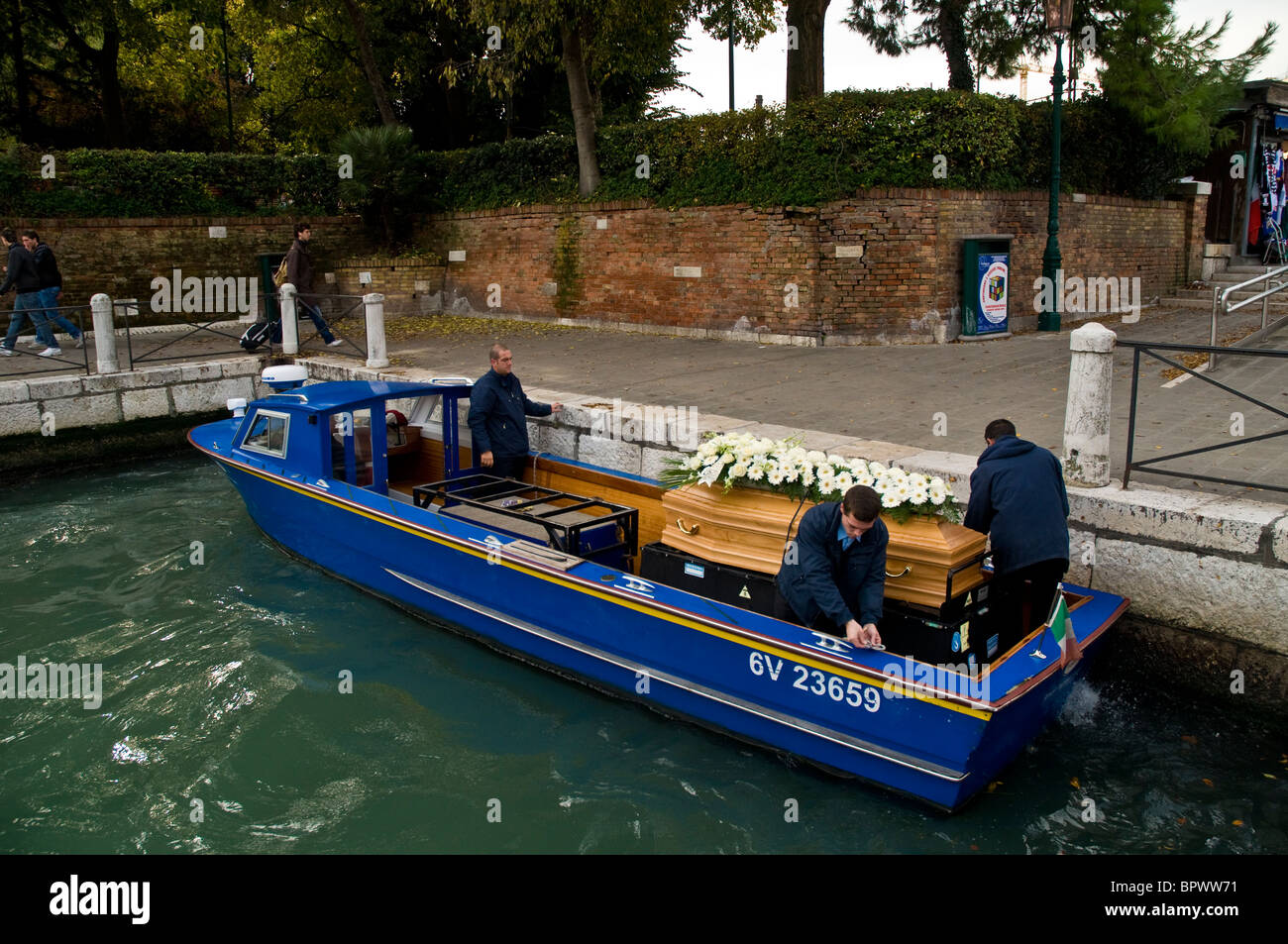 Una suora è morto a Venezia e la speciale bara-barca trasporta la bara dalla città per un funebre in attesa Foto Stock