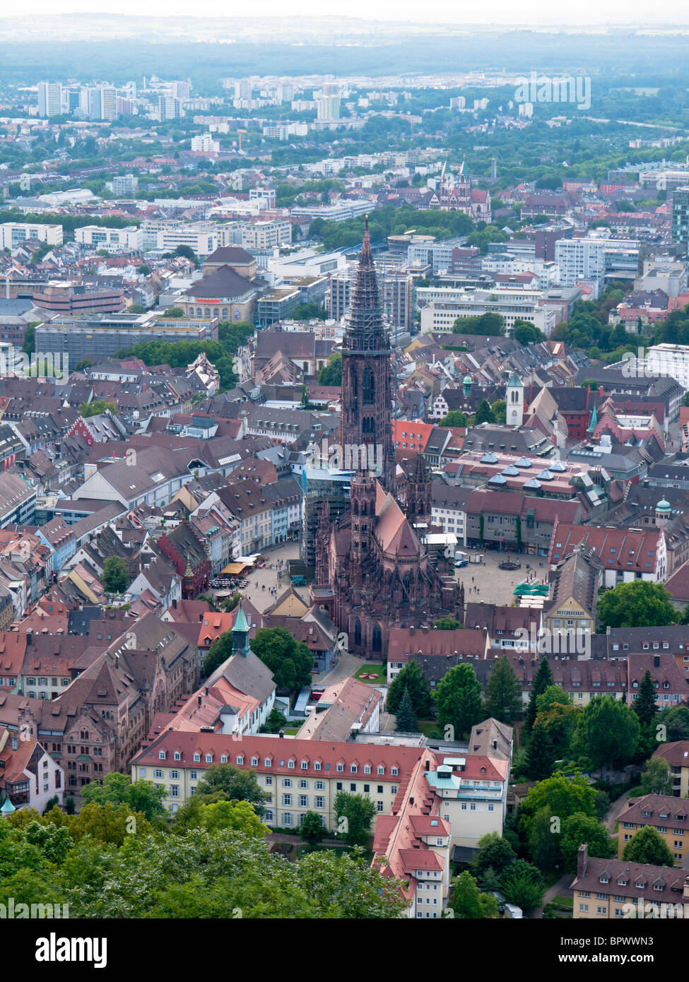 Vista sulla città di Freiburg im Breisgau con Friburgo cattedrale di Munster nella Germania meridionale Foto Stock