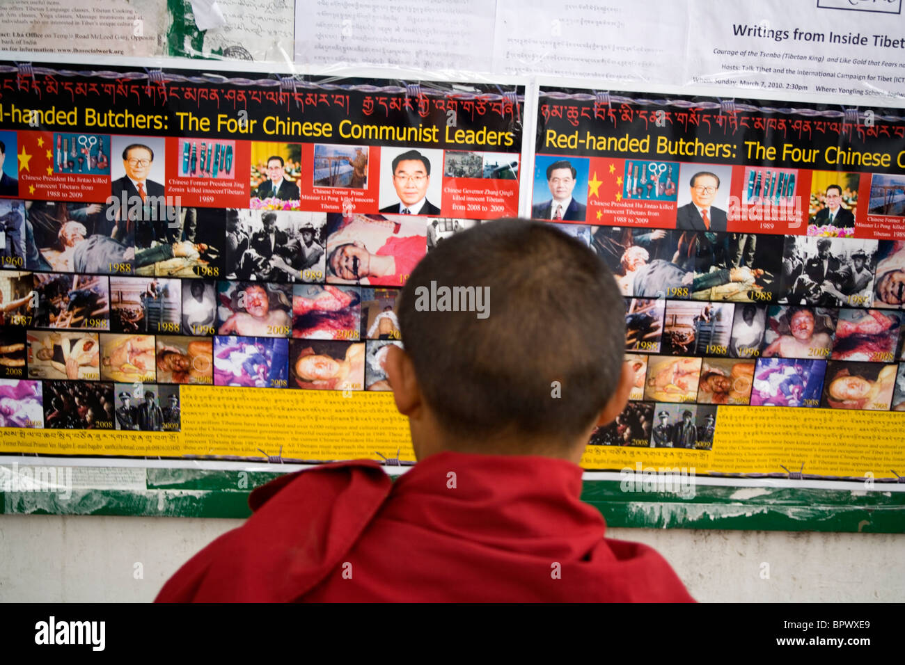 I giovani tibetani monaco buddista cercando un visualizzatore di immagini del martoriato popolo tibetano Dharamsala, Himachal Pradesh, India. Foto Stock