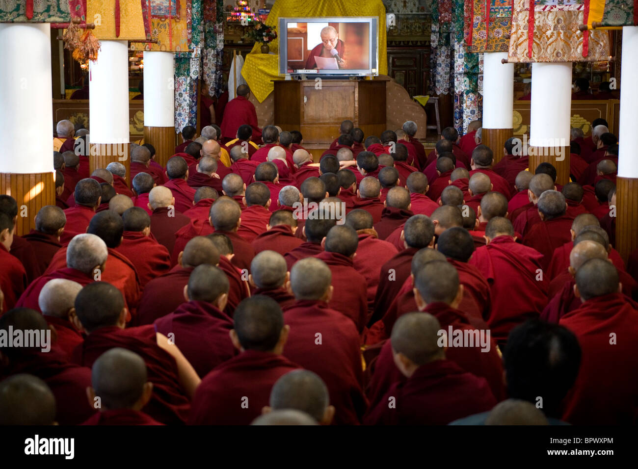 Monaci Tibetani in seguito ad una cerimonia con il Dalai Lama dalla schermata, Tempio Tsuglagkhan Dharamsala, Himachal Pradesh, India. Foto Stock