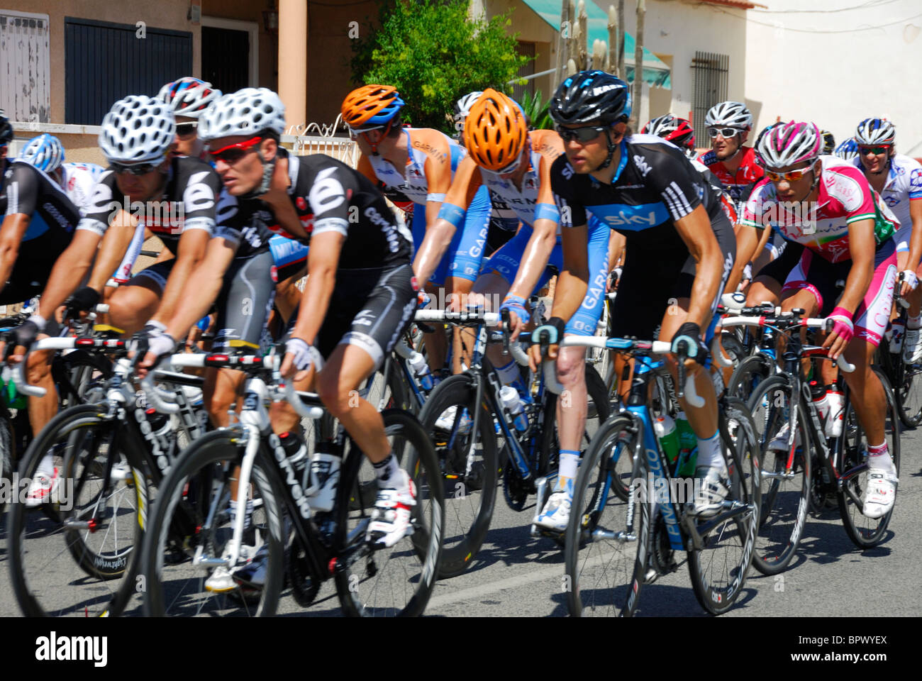 I ciclisti che prendono parte alla Vuelta de Espana passando attraverso Catral, Spagna Foto Stock
