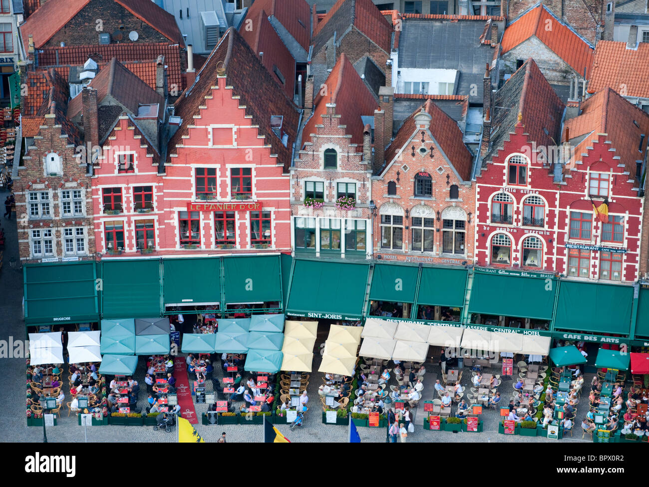 Fila di ornati in centro storico di case in piazza del mercato di Bruges Belgio Foto Stock
